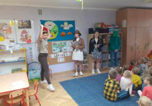 Dzieci uczestniczą w biciu rekordu w Przerwie na czytanie.