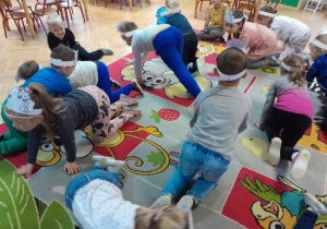 Dzieci uczestniczą w zabawach z okazji Dnia Kundelka