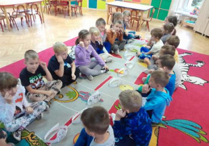 Dzieci uczestniczą w zabawach z okazji Dnia Kundelka