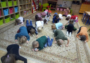 Dzieci w zabawach muzyczno-ruchowych "Kotki i pieski"