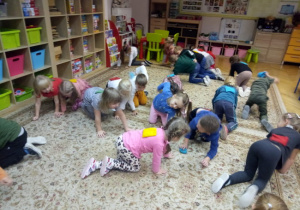 Dzieci w zabawach muzyczno-ruchowych "Kotki i pieski"