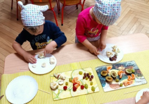 Dzieci przygotowują owoce, uczą się kroić w bezpieczny sposób