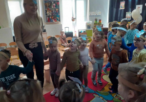 Dzieci biorą udział w zabawie tanecznej