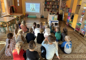 Dzieci oglądają film i prezentacje multimedialną - poznają historii Polski w okresie zaborów oraz walkę narodu polskiego o wolność