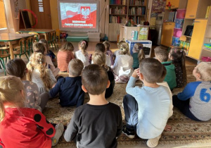 Dzieci oglądają film i prezentacje multimedialną - poznają historii Polski w okresie zaborów oraz walkę narodu polskiego o wolność