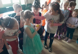 Dzieci uczestniczą w Balu Bajkowych Postaci.