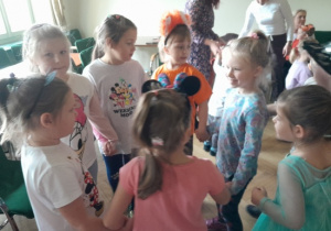 Dzieci uczestniczą w Balu Bajkowych Postaci.