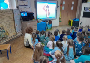 Dzieci oglądają prezentację multimedialna " Co to są prawa dziecka"