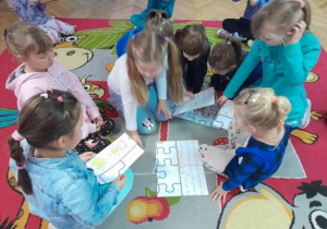 Dzieci układają puzzle o prawach dziecka