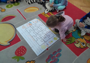 Dzieci układają puzzle o prawach dziecka