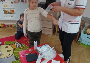 Dzieci poznają zawód pielęgniarki