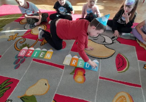 Dzieci uczestniczą w zabawach z okazji Dnia Kredki