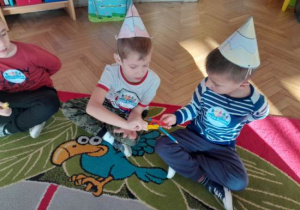 Dzieci uczestniczą w zabawach z okazji Dnia Kredki