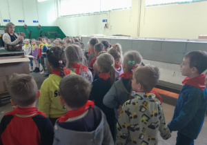 Dzieci zwiedzają Fabrykę Bombek