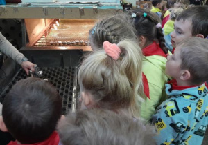 Dzieci zwiedzają Fabrykę Bombek