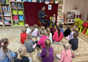 Dzieci słuchają czytanej bajki przez tatę Filipka