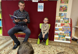 Dzieci słuchają czytanej bajki przez tatę Filipka