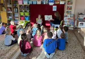 Dzieci słychają fragmentu książki "Savoir vivre przedszkolaka"