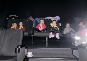 Dzieci oglądają seans kinowy