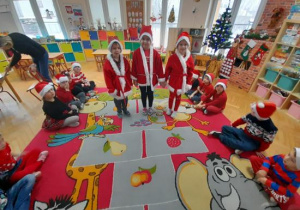 Dzieci uczestniczą w Mikołajowych zabawach
