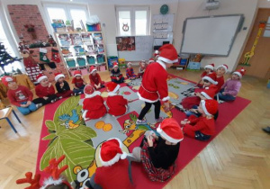 Dzieci uczestniczą w Mikołajowych zabawach