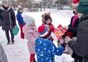 Dzieci odszukują świąteczna rekwizyty