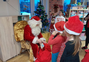 Dzieci uczestniczą w spotkaniu z Mikołajem