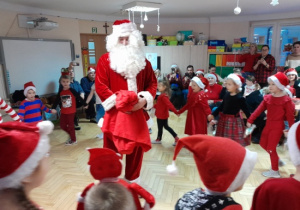 Dzieci uczestniczą w spotkaniu z Mikołajem