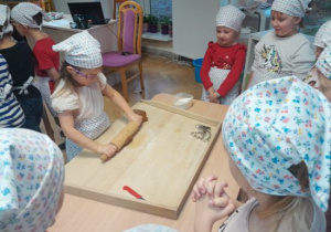Dzieci robią pierniczki