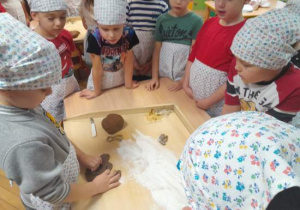 Dzieci robią pierniczki