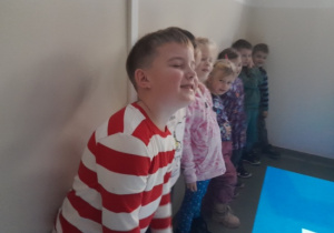 Dzieci bawią się na interaktywnym dywanie