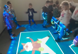 Dzieci bawią się na interaktywnym dywanie