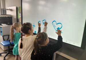 Dzieci korzystają z tablicy interaktywnej