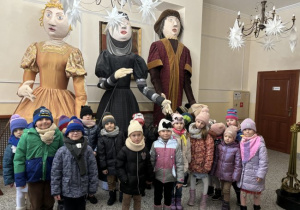 Dzieci na pamiątkowym zdjęciu w MDK w Piotrkowie Tryb.