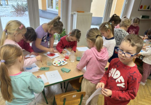 Dzieci malują farbami zdrowe produkty żywieniowe