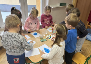 Dzieci malują farbami zdrowe produkty żywieniowe