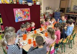 Dzieci przystępują do degustacji wykonanej przez siebie sałatki