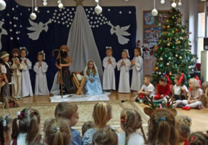 Dzieci z grupy Słoneczka wystawiają Jasełka