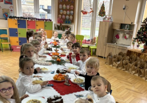 Dzieci jedzą świąteczny obiad