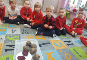 Dzieci poznają warzywo burak