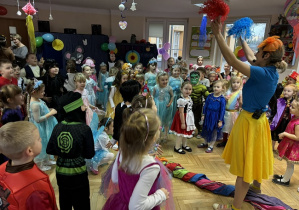 Dzieci uczestniczą w zabawie tanecznej podczas balu