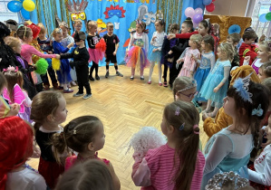 Dzieci uczestniczą w zabawie tanecznej podczas balu