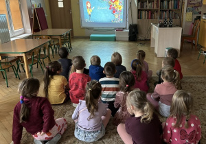 Dzieci oglądają prezentacje Karnawał na świecie