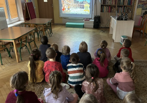 Dzieci oglądają prezentacje Karnawał na świecie