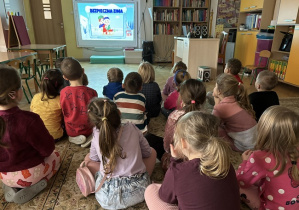 Dzieci oglądają prezentacje "Bezpieczne feria"