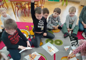 Dzieci uczestniczą w zabawach z okazji Dnia Pizzy