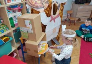 Dzieci uczestniczą w zabawach z okazji Dnia Pizzy