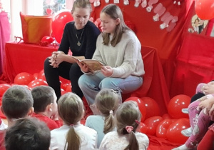Dzieci słuchają czytanego tekstu