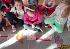 Dzieci uczestniczą w zabawach walentynkowych