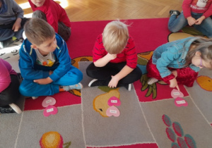 Dzieci uczestniczą w zabawach walentynkowych